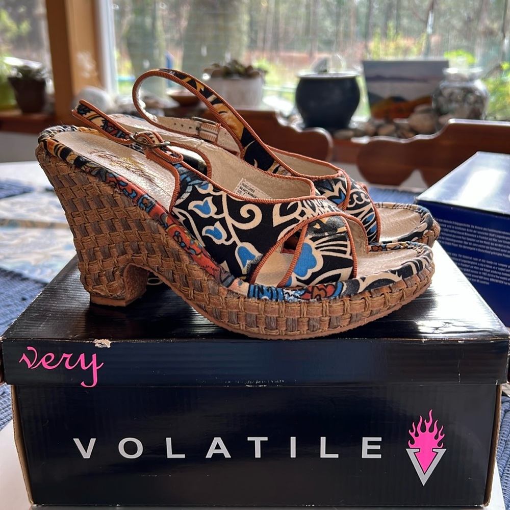 Vintage Very Volatile Rizzo floral wedges from Planet Sole. Size 7.